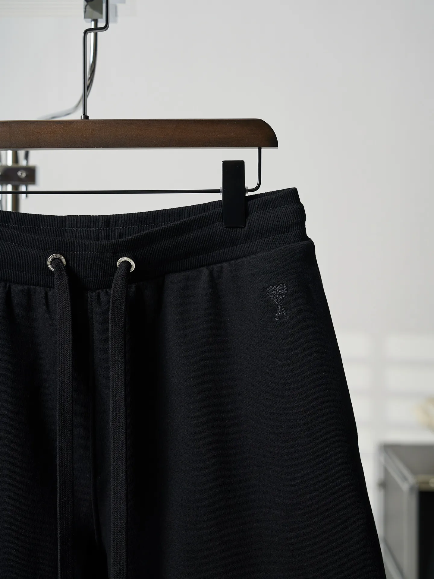 [Real auction] Ami/Ami love heart embroidered shorts [In Stock] S M L Love embroidery work with high precision, smooth and delicate lines, fermentation washing and softening, using the fermentation effect produced by mixing yeast, water and mild detergent to gently treat the fabric, improving the overall softness and loose fit.